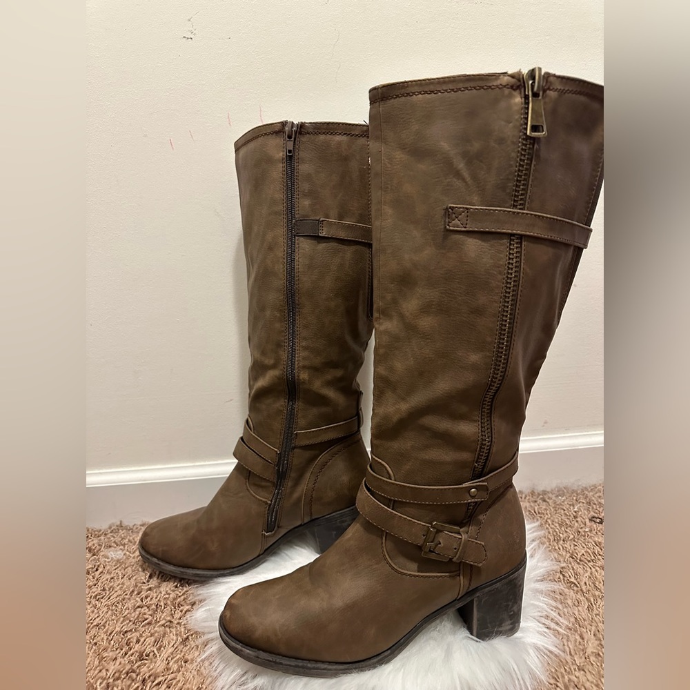 WIDE 👢Wet Seal💕🦭 brown heeled tall boots. Wide width with stretch-gore calf